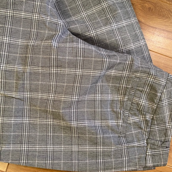 Woman’s black and white plaid wide leg capris. By Dockers, mid rise - curvy. - Picture 3 of 5